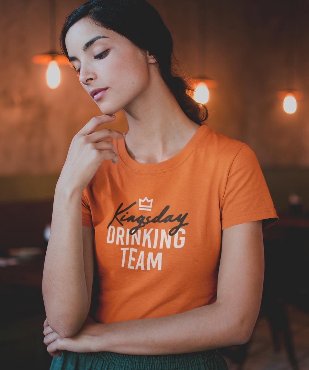 Oranje Koningsdag T-Shirt Drinking Team (DAMES - MAAT L) | Oranje Kleding | Feestkleding